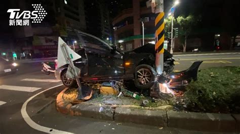 過彎衝分隔島！少年仔撞飛電箱毀愛車 路邊名車慘遭波及│高雄│失控│自撞│tvbs新聞網