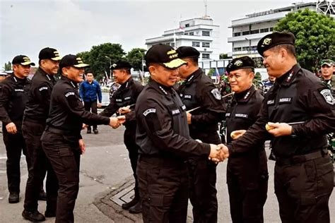 Panglima TNI Menerima Brevet Hiu Kencana Dari KASAL Di Dermaga Madura