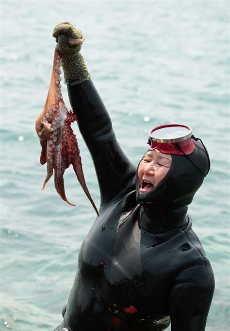 I GOT IT A Jubilant Haenyeo Jeju Diving Woman Proudly Flickr