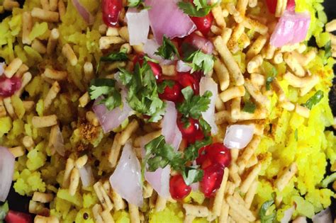 Mein Ho Indori poha / Indori Poha Recipe | Pans 'n' Ovens