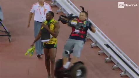 Usain Bolt Se Fait Tacler Par Un Cameraman En Segway Vid O Dailymotion