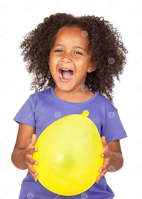 Petite Fille Africaine Adorable Avec Le Ballon Jaune Image Stock