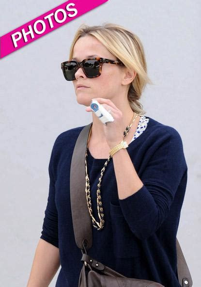 Reese Witherspoon Nursing Pinky Injury In L.A.