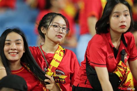 Hot girl gây sốt trên khán đài trận Việt Nam Malaysia Saostar vn