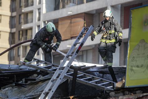 Incendio Afecta A Locales Comerciales Y Una Vivienda En Santiago Centro