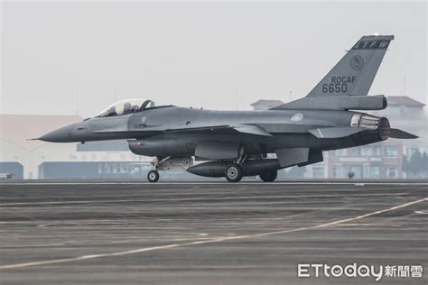 快訊／航空迷拍「f 16v墜海前」畫面！機腹朝上倒飛 疑飛官昏迷 Ettoday政治新聞 Ettoday新聞雲