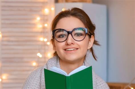 Mujer Joven Divertida Con Gafas De Guirnaldas De Luz Sosteniendo Un