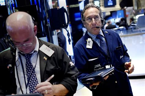 Wall Street Abre Con Pérdidas Y El Dow Baja Un 031 Acento