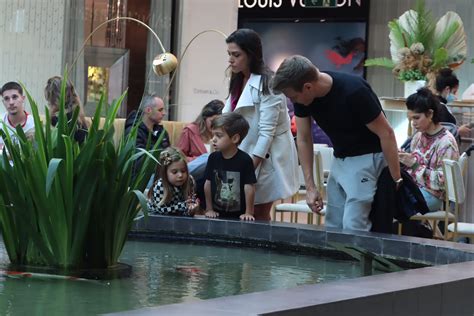 Michel Teló e Thais Fersoza curtem dia no shopping os dois filhos