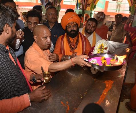 Cm Yogi In Ayodhya सीएम योगी ने रामलला के दर्शन कर की आरती राम मंद‍िर