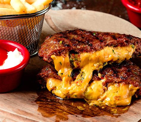 Hamburguesa rellena de Cheddar y Chimichurri - Chefeel.com