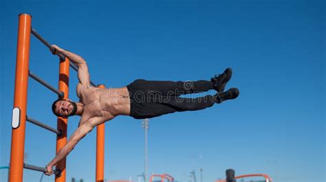 Hombre Sin Camisa Haciendo Bandera Humana Al Aire Libre Foto De