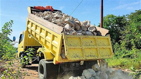 Dump Truk Mitsubishi CANTER Jomplang Muatan Full Bak Batu Gunung Putih