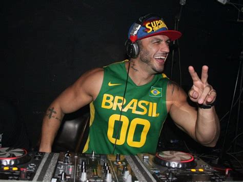 EGO Ex BBB Kléber Bambam se apresenta como DJ no Rio notícias de Noite