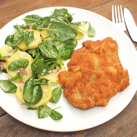 Vídeňský řízek s lehkým bramborovým salátem Recept Kaufland