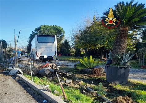 Bus Con Bimbi Fuori Strada Feriti Conducente E Due Minori