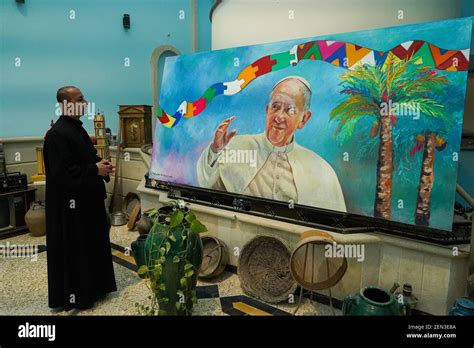 Padre Bashar Kadhia Responsabile Del Monastero Di San Paolo Guarda Un