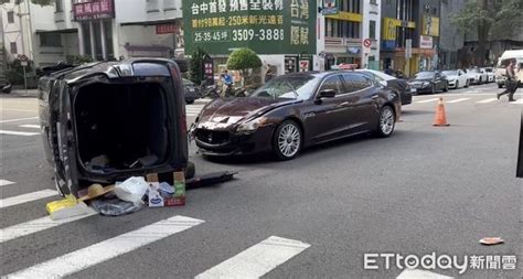 快訊／台中路口2車相撞！瑪莎拉蒂安全氣囊炸開 休旅車側翻 Ettoday社會新聞 Ettoday新聞雲