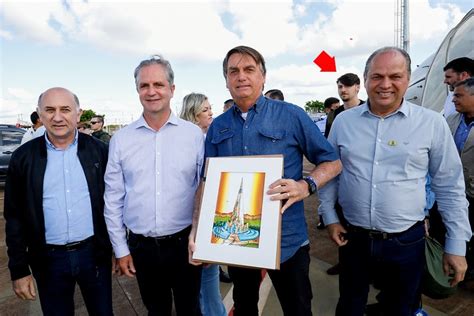 Na Comitiva De Bolsonaro O Filho De Quem Ele Disse Estar H Muito