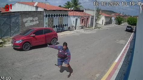 Vídeo flagra dois suspeitos descendo de carro roubado e tentando fugir