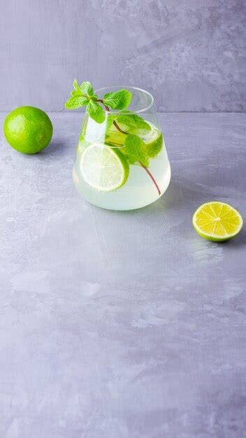 Premium Photo Mojito Cocktail With Lime And Mint In Glass