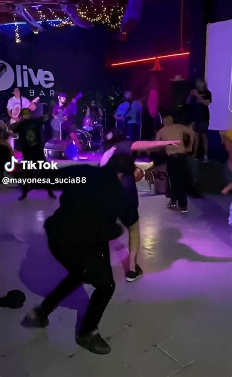 Joven noquea a su compañero en slam de hardcore VIDEO