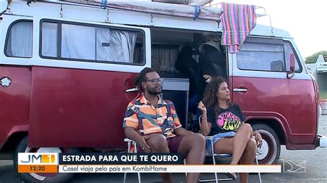 Casal que viaja o Brasil a bordo de Kombi curte as belezas do São João