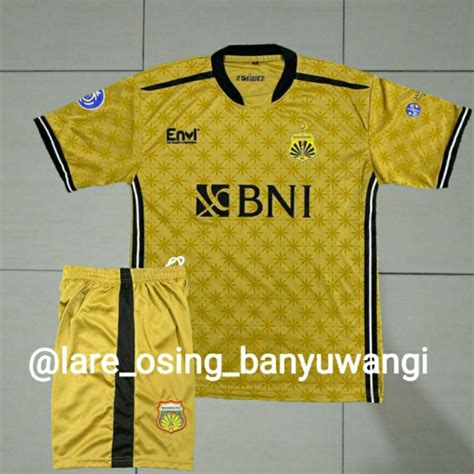 Jual SETELAN DEWASA BHAYANGKARA FC HOME 2023 2024 GOLD JERSEY CELANA