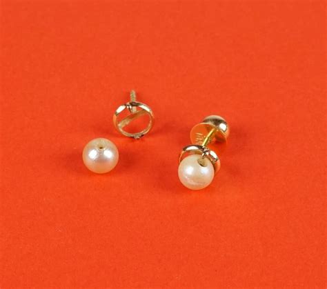 Clous D Oreilles En Or Jaune 18K 750 Oo Sertis Chacun D Une Perle De