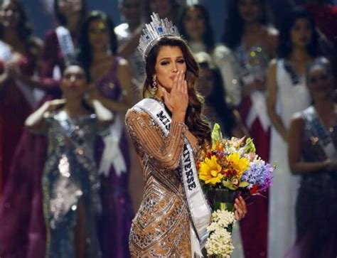 Photos Iris Mittenaere Lue Miss Univers Tous Les Clich S Du D Fil En Bikini Au Sacre Voici