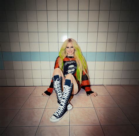 Avril Lavigne Bandaids - HERES TO NEVER GROWING UP LEAKED! LISTEN TO