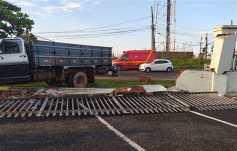 Motorista De Anos Sofre Crise Convulsiva E Bate Caminh O Em Muro Do