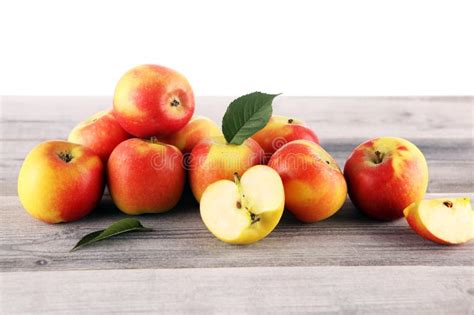 Manzanas Rojas Maduras Con Hojas Sobre Fondo De Madera Imagen De