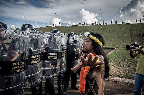 Brasil Policía Reprime Manifestación De Indígenas Por Español