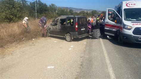 Cezaevi görüşüne giden ailenin bulunduğu hafif ticari araç takla attı