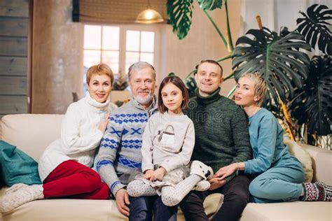 Heureux Famille Multiethnique Tendue S Amusant Et Passer Du Temps