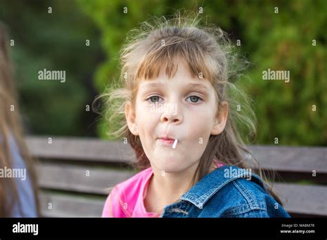 Portrait d un six année vieille fille gay qui suce une sucette Photo Stock Alamy