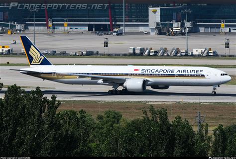 V Swn Singapore Airlines Boeing Er Photo By Lookthea Id