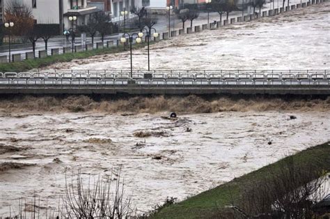 Maltempo Allerta Meteo In Liguria E Piemonte Esonda Il Po A Torino