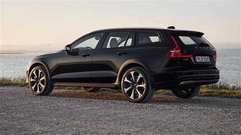 2023 Volvo V60 Cross Country price and specs - Drive