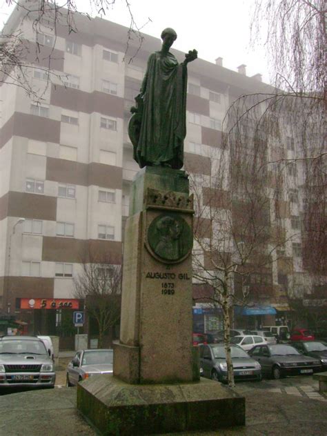 Estátua de Homenagem a Augusto Gil Guarda All About Portugal