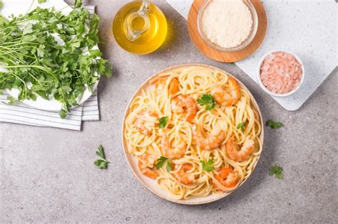 Fettuccine De Pasta Italiana O Espaguetis En Salsa Cremosa De Queso Con