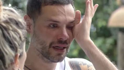 Record TV toma atitude após participante de A Fazenda relatar sexo anal em detalhes me assando