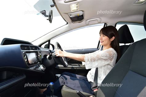 車を運転する女性 写真素材 5158272 フォトライブラリー Photolibrary