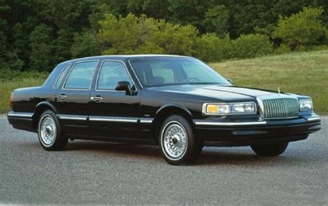 1995 Lincoln Town Car Review & Ratings | Edmunds