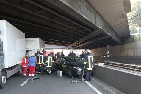 Fw E Schwerer Verkehrsunfall Auf Der A Drei Verletzte Lkw Fahrer