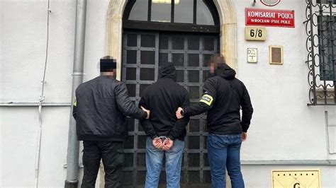 Wrocław Nie zatrzymał się do kontroli i próbował potrącić policjanta