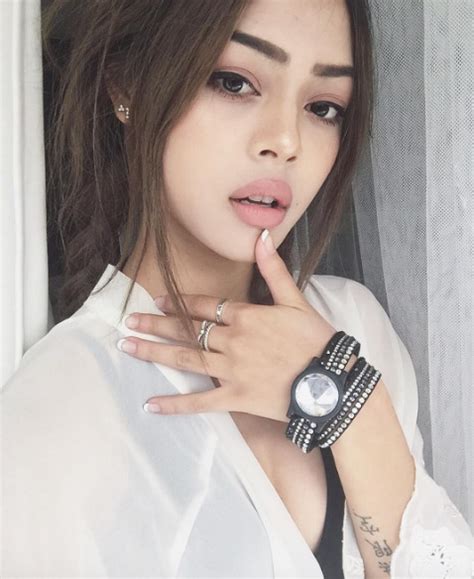 Clip Sau vẻ sexy bỏng mắt trên Instagram hot girl Lily Maymac ở ngoài đời bé xíu như thế