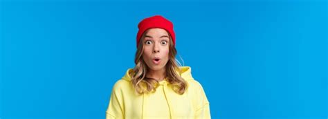Wow erzähl mir mehr faszinierte und neugierige blonde europäische Mädchen erstaunt starren