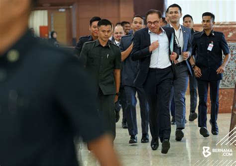 Memes Of Anwar Running Into Parliament